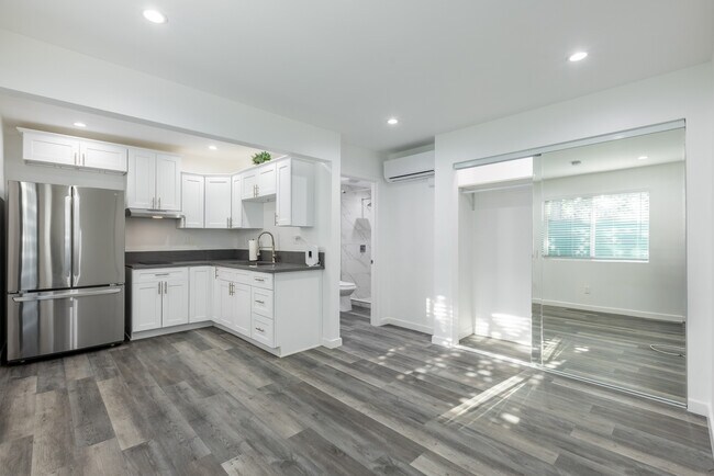 Building Photo - 1102 Centinela Ave