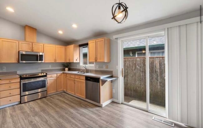 Kitchen - 4416 NE 123rd Ave