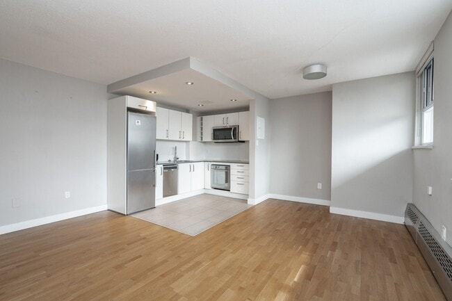 Building Photo - 407-230 Oak St