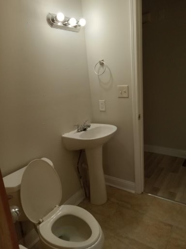 Building Photo - Newly renovated home in quiet community