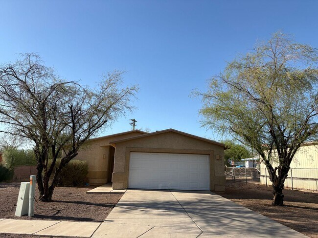 Foto del edificio - Beautifully Renovated 3 Bedroom Home -A/C-...
