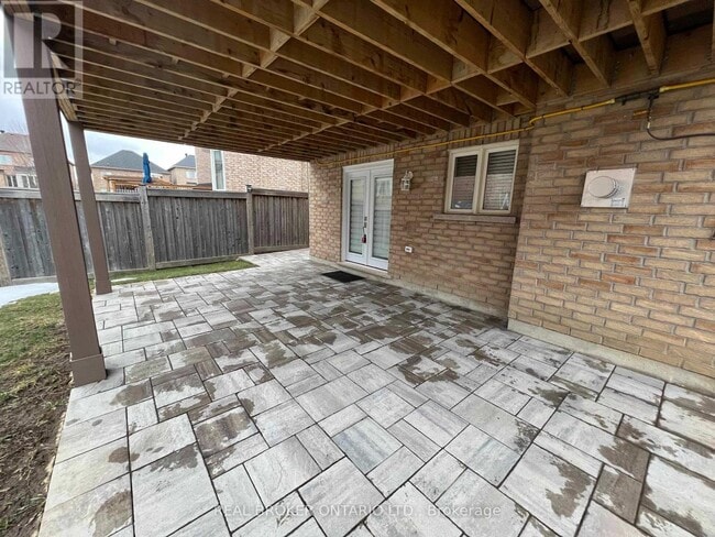 Building Photo - 70 Juglans Crescent