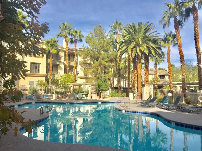 Foto del edificio - RESORT STYLE LIVING!