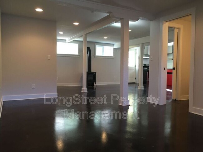 Building Photo - 3975 NE Mallory Ave