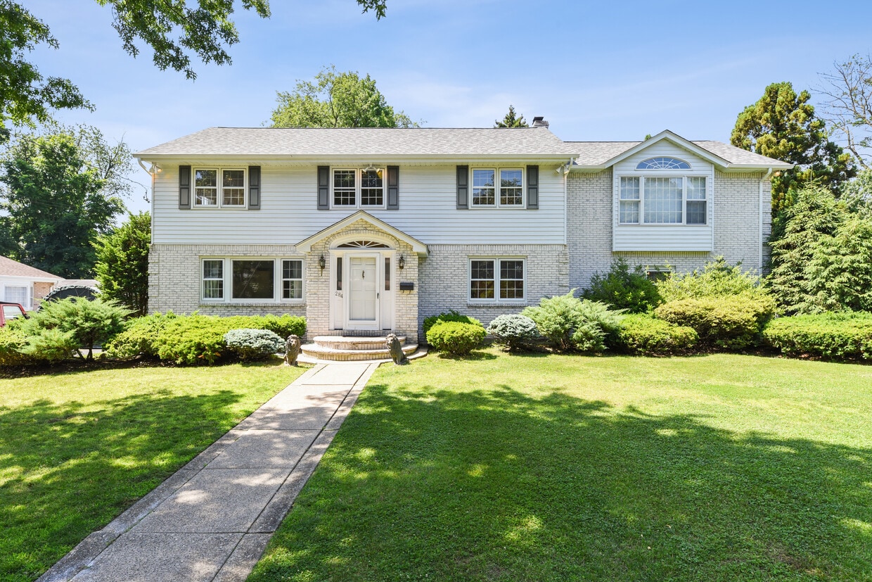 284 Taft Ct, Paramus, NJ 07652 House Rental in Paramus, NJ