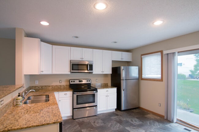 Foto del edificio - 2 Bed / 2 Bath Updated Town Home Hugo, MN ...