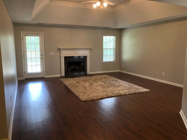 Foto del edificio - 324 E River Bend Dr