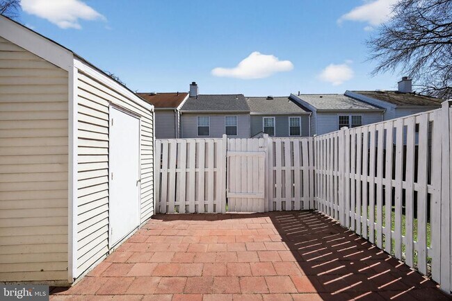 Foto del edificio - 6118 Bristol Way