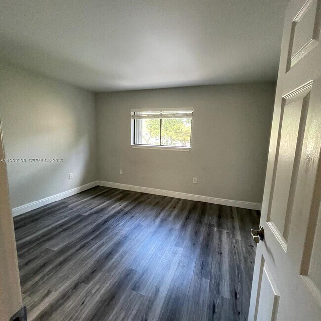 Foto del edificio - 301 Palm Cir E