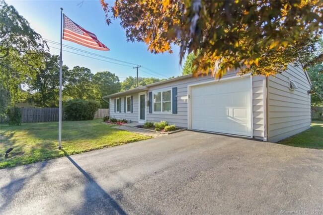 Foto del edificio - 8 Indian Field Rd