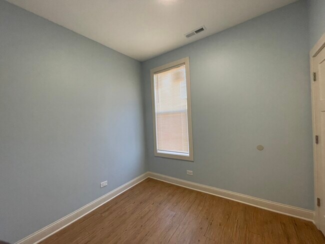 Building Photo - 1353 S Springfield Ave