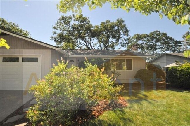 Building Photo - 735 Oak Knoll Dr