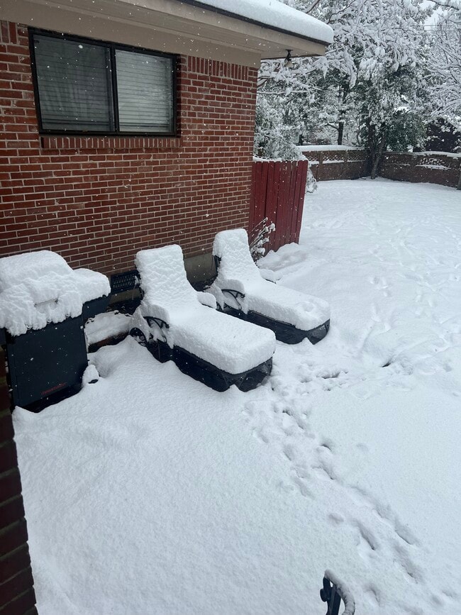 Building Photo - 2464 Monroe Ave