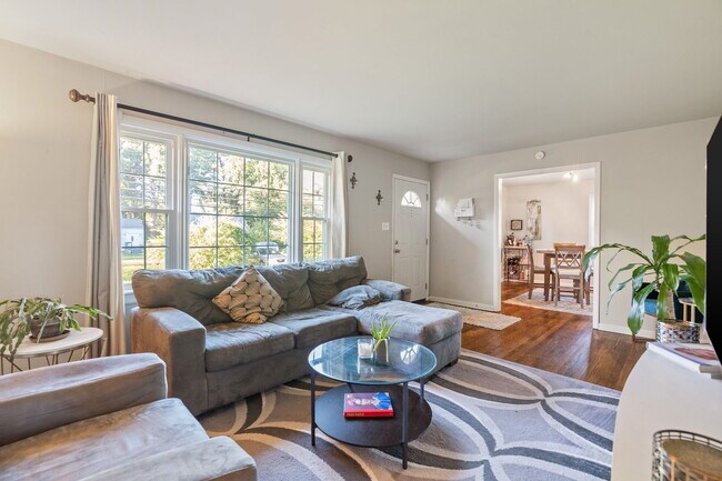 Living room looking into the dining area - 5525 Jahnke Rd