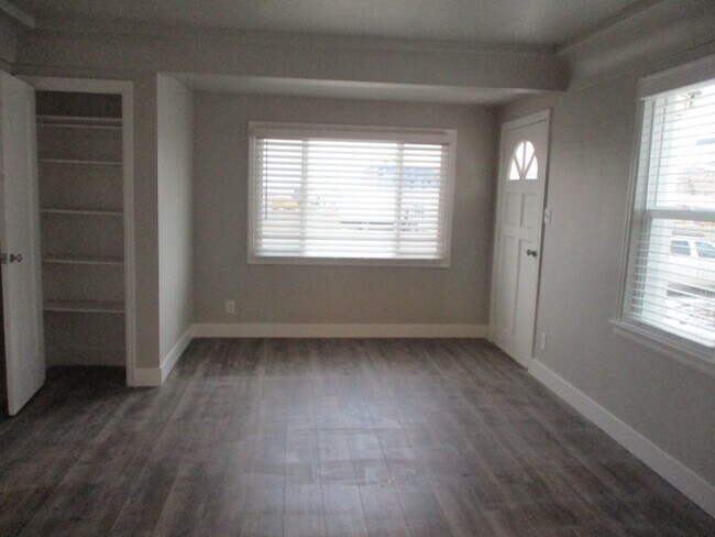 Building Photo - 2 bedroom, 1 bathroom Single Family Home