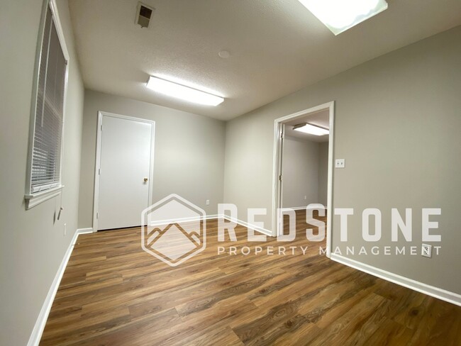 Building Photo - 2 Bedroom, 1 Bath - House