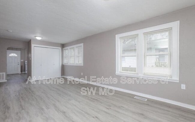 Building Photo - 1321 W Elm St