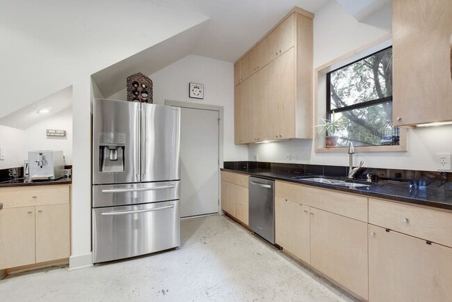 Building Photo - 2608 Del Curto Rd