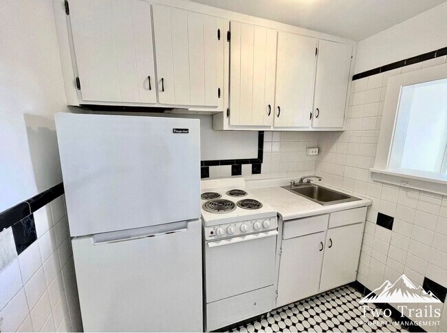 Building Photo - CHARMING DOWNTOWN CONDO - WALK EVERYWHERE!
