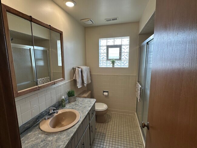 Foto del edificio - 6857 N Overhill Ave