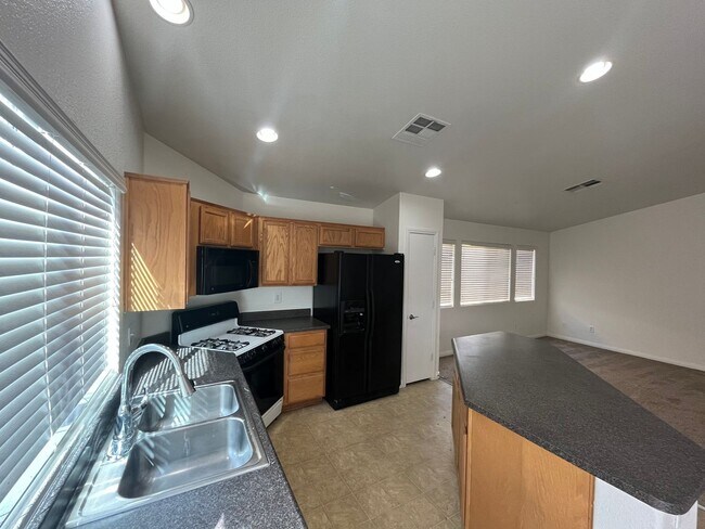 Building Photo - 2 Bed 1 Den 2 bath single story