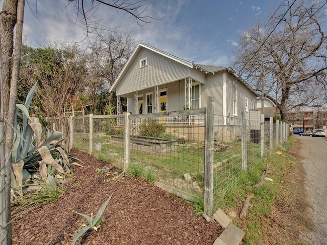 Building Photo - 604 W 29th 1/2 St