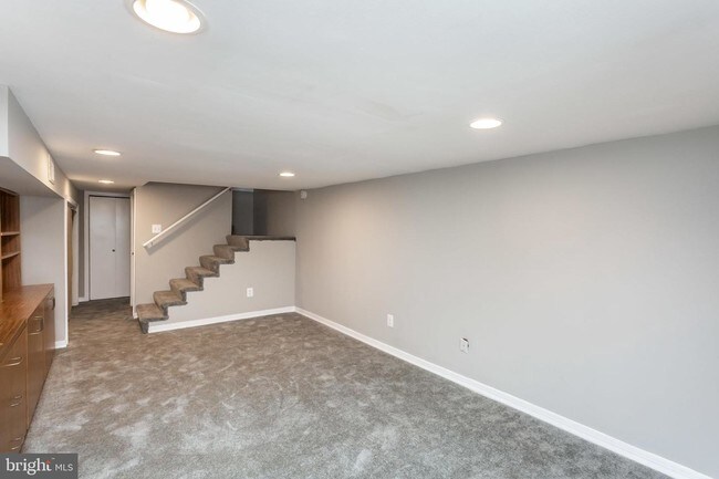 Building Photo - 645 E Clement St