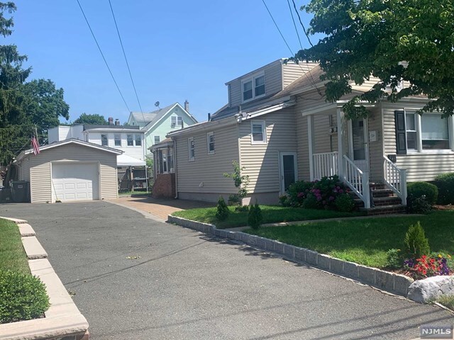 Foto del edificio - 241 Phelps Ave