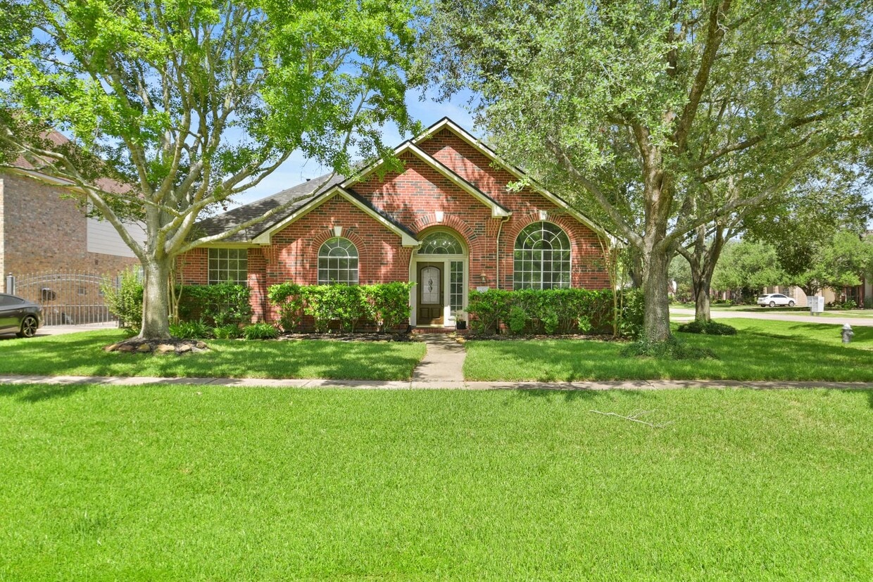 Foto principal - Remodeled & Ready: Bright, Functional Home...