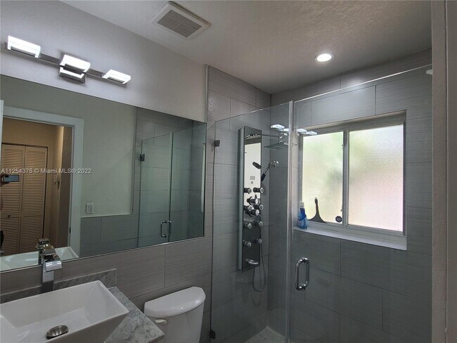Building Photo - 5555 NE Miami Pl