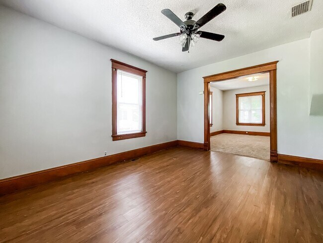 Building Photo - Large 4 Bed 2 Bath Home