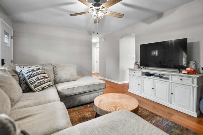 Building Photo - Pet Friendly Three Bedroom!