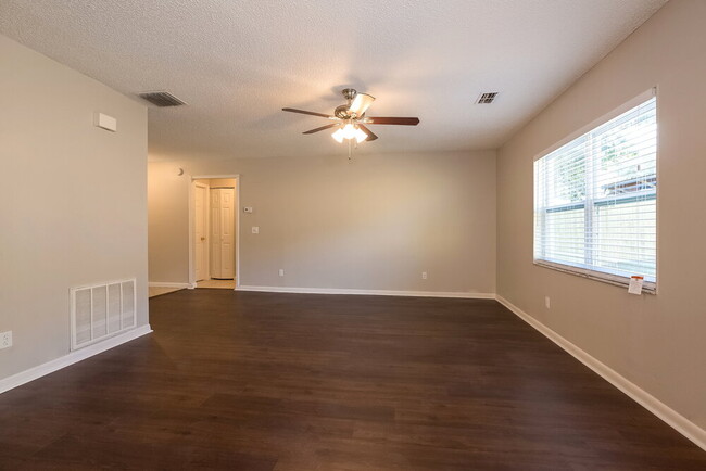 Foto del edificio - 318 Regal Park Dr