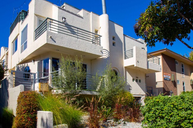 Foto del edificio - 627 N Sweetzer Ave