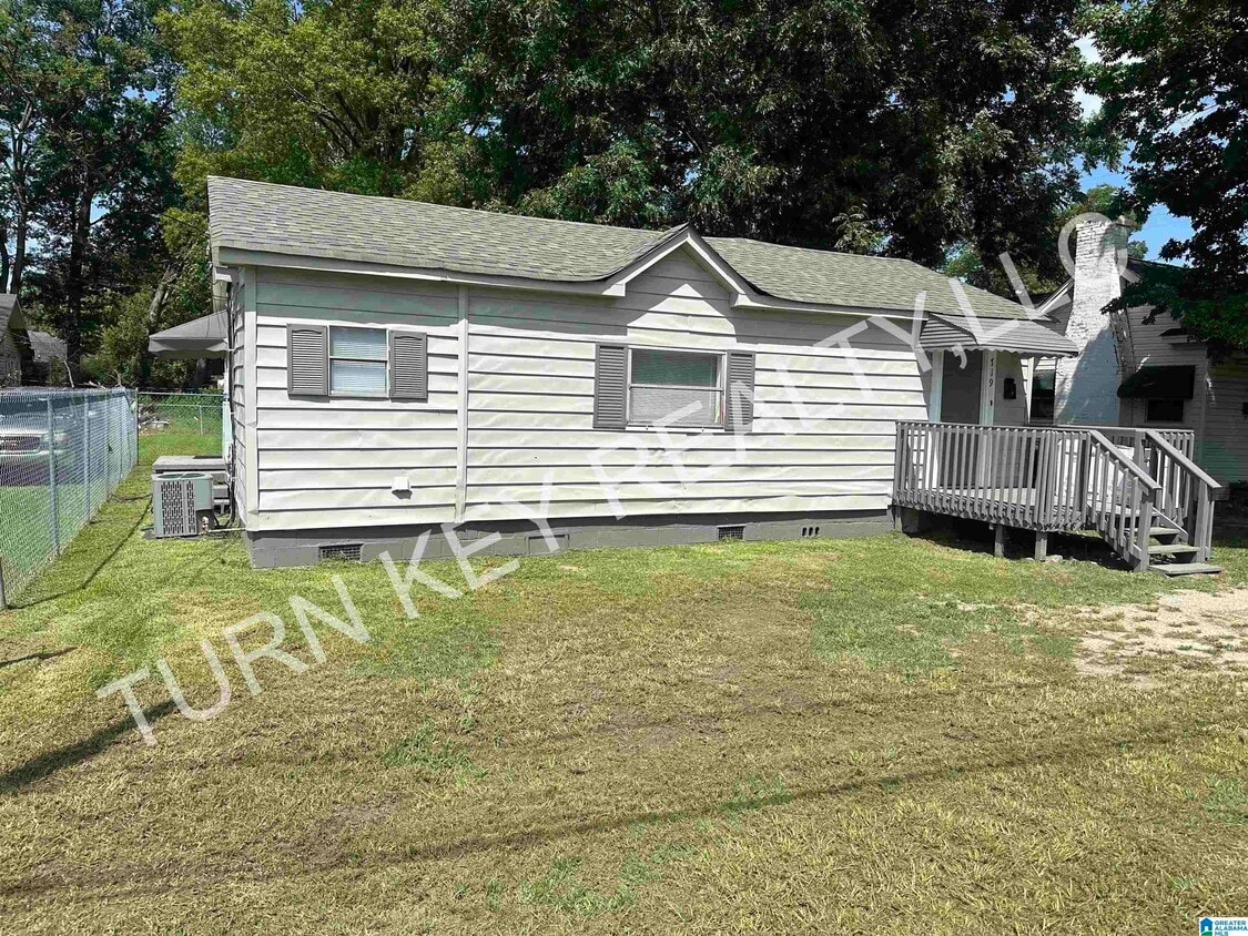 Primary Photo - 719 16th St N