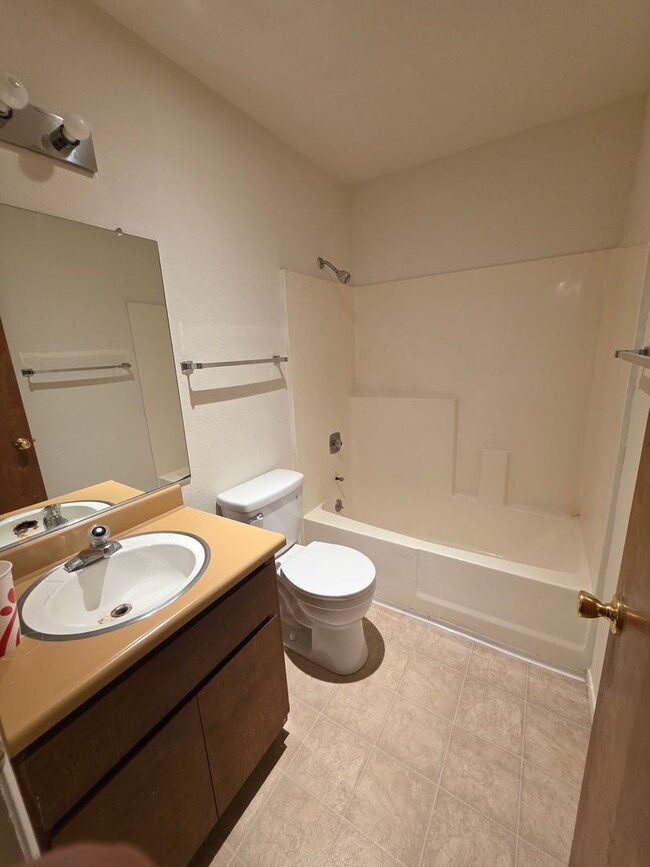 Building Photo - Charming 2-Bedroom Condominium with Scenic...