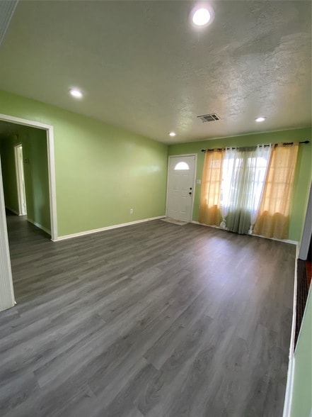 Photo - 15513 Vonnet St House