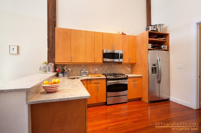 Building Photo - 275 Conover St