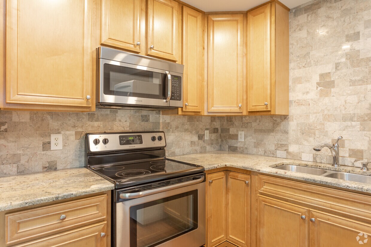 2BR, 1BA - Unit K - Kitchen - 1422 Scales St