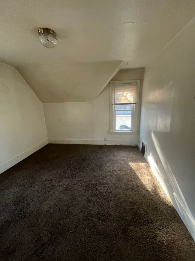 Building Photo - 620 N 10th Street