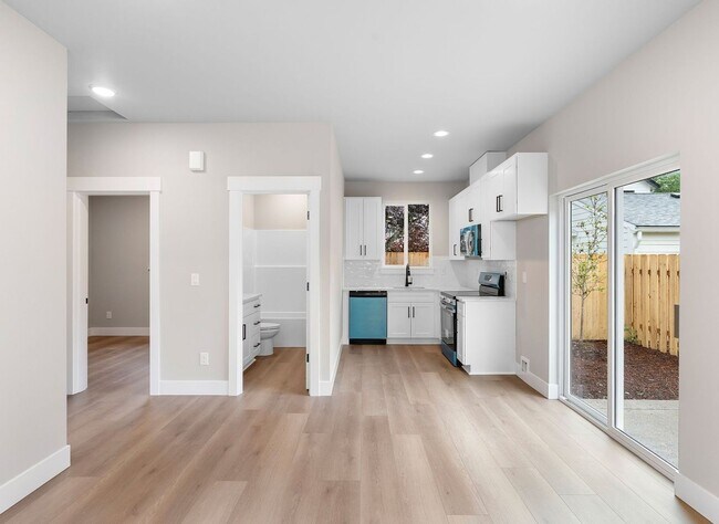 Foto del edificio - Beautiful New Construction 2-Bedroom Home with Private Fenced Yard and Designer Finishes