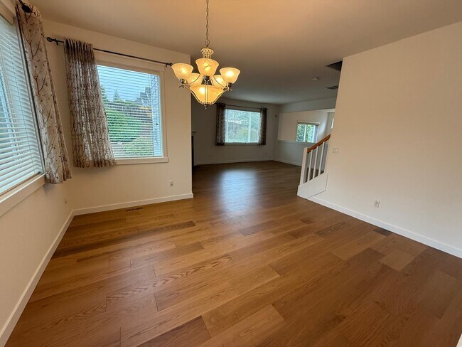 Comedor informal con sala de estar abierta - 235 245th Pl NE