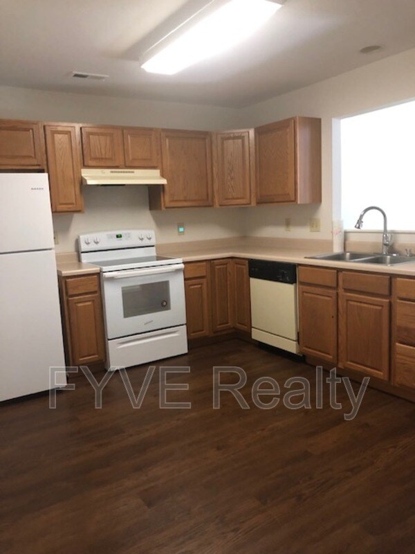 Foto del edificio - 7401 Creek Song Ct