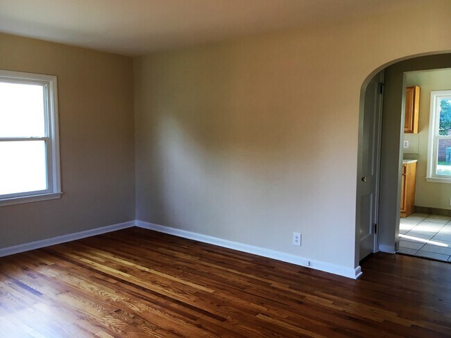 Building Photo - **2-BEDROOM HOME IN BEECHWOLD!!**