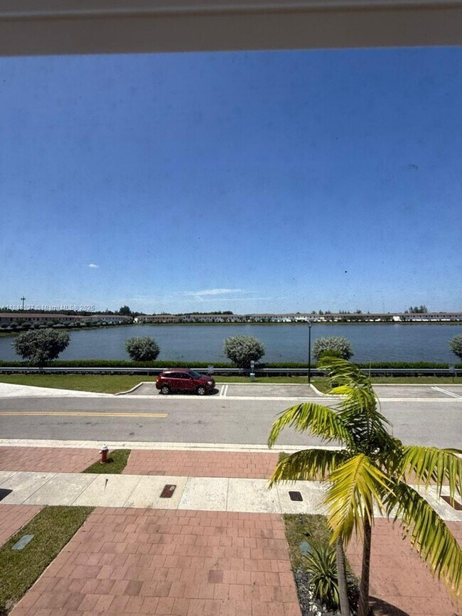 Foto del edificio - 3382 W 112th St