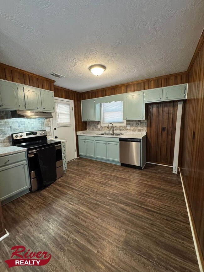 Building Photo - 3 Bedroom 1.5 Bath Home in Central Location