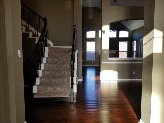 Building Photo - 806 Cascades Dr
