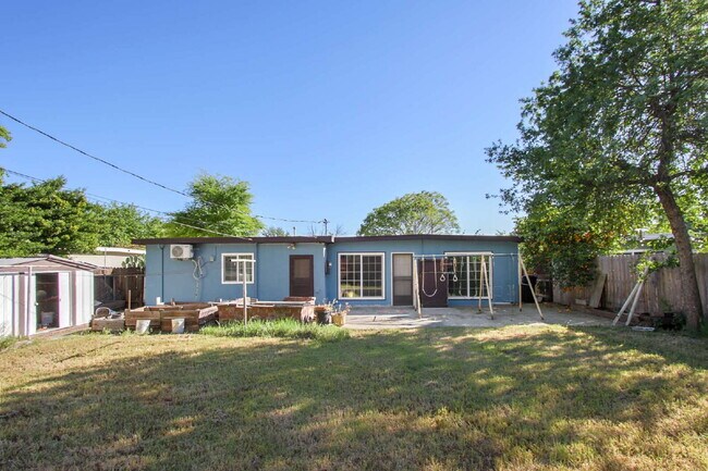 Foto del edificio - Available Now or Fall. Old East Davis Rental with Spacious Yard, Bonus Room & Easy Bike Access to...