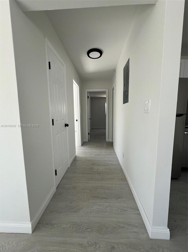 Foto del edificio - 1831 NE 56th St
