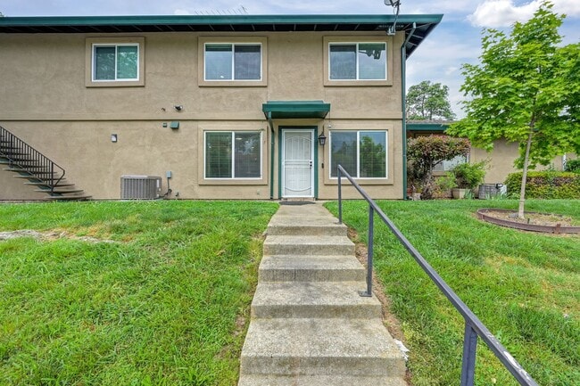 Building Photo - Beautifully Renovated Unit